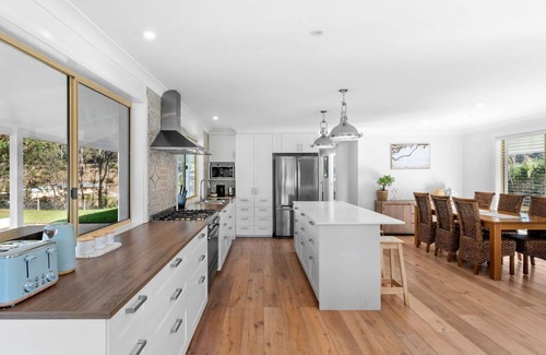 Malua Bay Casa | Peaceful pet friendly home on acres