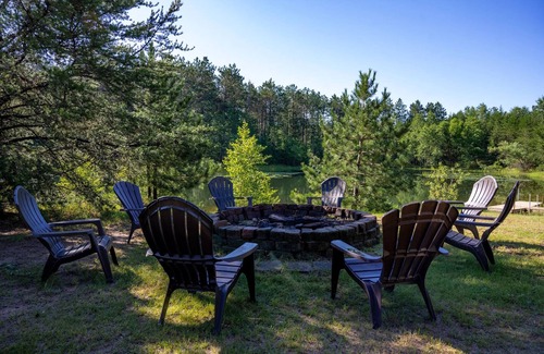 Necedah Casa | ¡Un retiro tranquilo en un gran estanque privado a solo minutos de Castle Rock Lake!