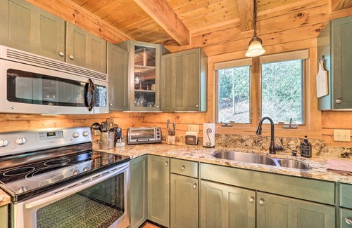 Banner Elk Cabina | Peaceful 'Rocky Creek Cabin' w/ Hot Tub & Views!