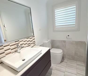 Baulkham Hills Casa | Peaceful Room with Attached Bathroom in Modern, Baulkham Hills Home - BH0