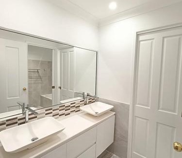 Baulkham Hills Casa | Peaceful Room with Attached Bathroom in Modern, Baulkham Hills Home - BH0