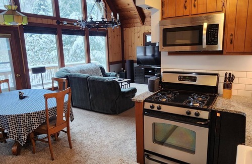 Craneridge Chalet De Esquí | Peaceful, Rustic Chalet in the Woods; the Heart of Ski, Bike, and Hike country.