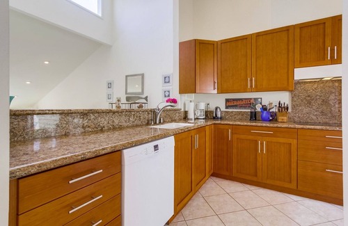 Encinitas Condominio | Condominio junto al mar tranquilo en Seabluffe, Leucadia. 1 minuto a pie de la playa privada.