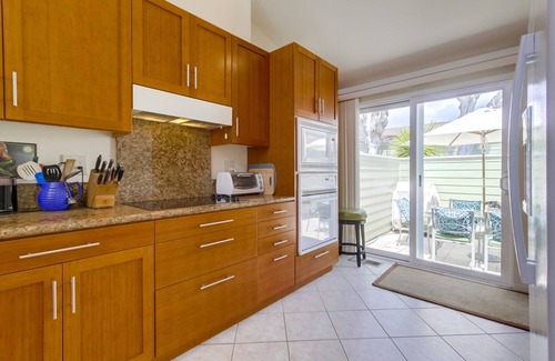 Encinitas Condominio | Condominio junto al mar tranquilo en Seabluffe, Leucadia. 1 minuto a pie de la playa privada.
