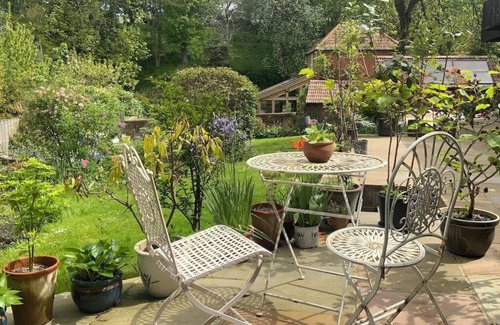 Westbury Apartamento | Peaceful separate annexe with bed, kitchen, shower room and patio area.