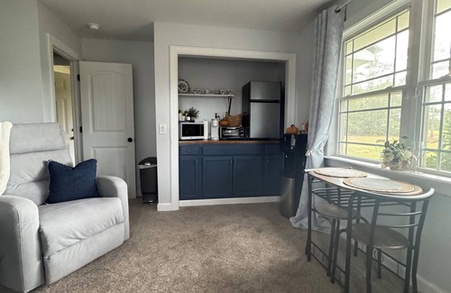 Reidsville Apartamento | Peaceful Suite with private deck, master bedroom/bathroom with walk in shower.