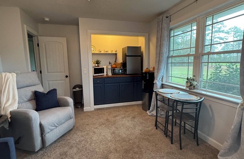 Reidsville Apartamento | Peaceful Suite with private deck, master bedroom/bathroom with walk in shower.