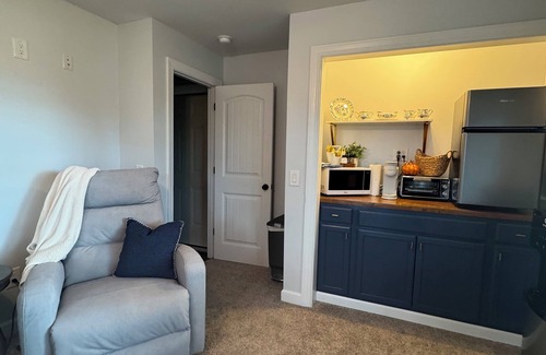 Reidsville Apartamento | Peaceful Suite with private deck, master bedroom/bathroom with walk in shower.