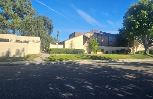 West Park Community Casa | Peaceful Suits w/Ensuite Bath Townhome in Bakersfield