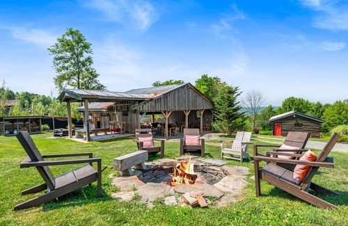 Thompson Cabina | Peaceful Summer Cabin for Families w/ Hot Tub, Firepit, Mountain Views & Trails!