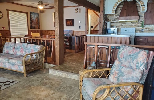 Algoma District Cabaña | Peaceful Waterfront Cottage - minutes to beach