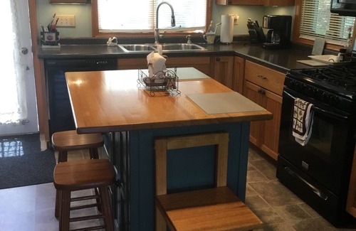 Washington Cabaña | Peaceful Waterfront Cottage