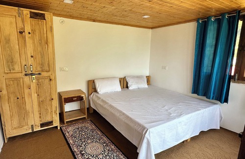 Kharsali Casa | Peaceful Wooden Homestay in Himalayan Village Near Dodital Trek Oakwood Homestay