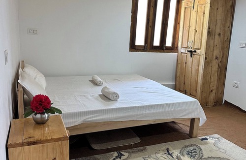 Kharsali Casa | Peaceful Wooden Homestay in Himalayan Village Near Dodital Trek Oakwood Homestay