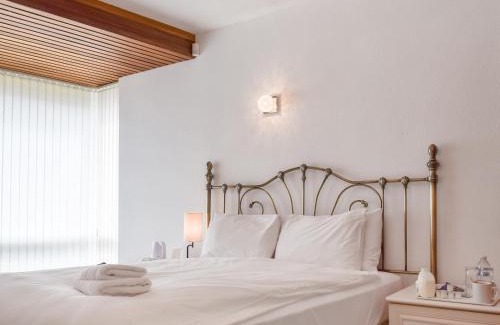 Kenilworth Casa | Peacock House
