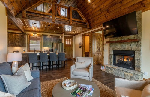 Banner Elk Cabina | Peak A View- Camp Eagles Nest with views, two ensuites, fire pit, hot tub