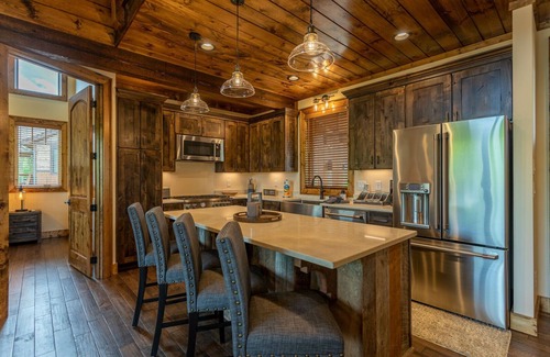 Banner Elk Cabina | Peak A View- Camp Eagles Nest with views, two ensuites, fire pit, hot tub