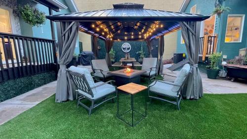 Colorado Springs Villa | Peak Reunion Retreat WiFi Hot Tub AC & Sunshine Villa