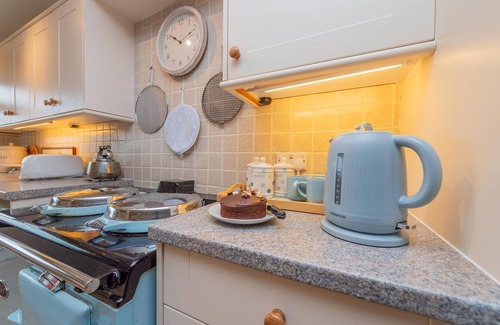 Pulverbatch Cabaña | PEAR TREE COTTAGE, pet friendly, with open fire in Pulverbatch