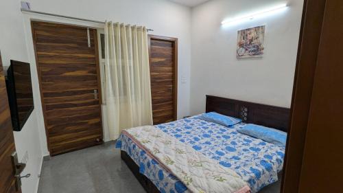 Delhi Apartamento | Pearl - 1 BHK Flat Near Beautiful Lake & Golf Course