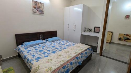 Delhi Apartamento | Pearl - 1 BHK Flat Near Beautiful Lake & Golf Course