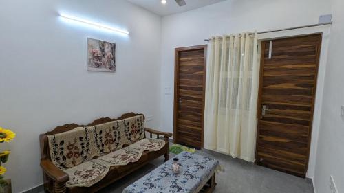 Delhi Apartamento | Pearl - 1 BHK Flat Near Beautiful Lake & Golf Course