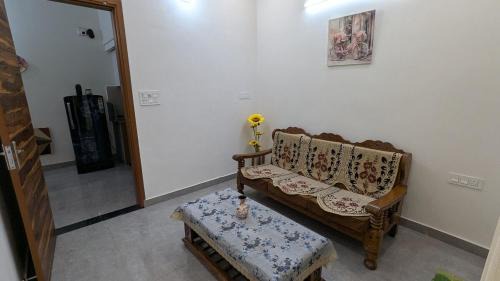 Delhi Apartamento | Pearl - 1 BHK Flat Near Beautiful Lake & Golf Course