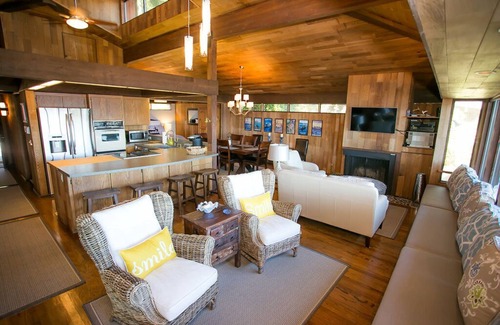 Bainbridge Island Casa | Pearl's Beach House - Point White / Lynwood, frente al mar sin banco, monte. Vista más lluviosa