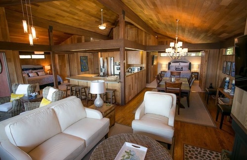 Bainbridge Island Casa | Pearl's Beach House - Point White / Lynwood, frente al mar sin banco, monte. Vista más lluviosa