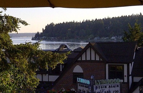Bainbridge Island Casa | Pearl's Beach House - Point White / Lynwood, frente al mar sin banco, monte. Vista más lluviosa