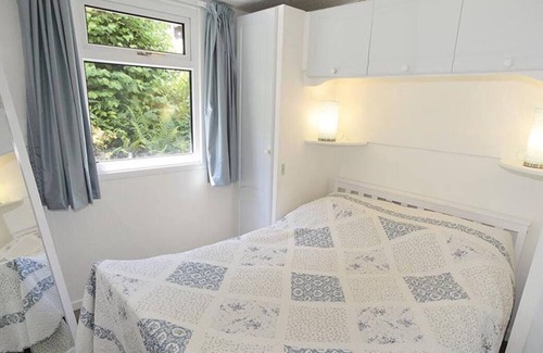 Mumbles Chalet De Esquí | Esta encantadora propiedad de dos camas es uno de los chalets de madera en el popular Summercliffe Park. Sus