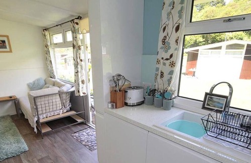Mumbles Chalet De Esquí | Esta encantadora propiedad de dos camas es uno de los chalets de madera en el popular Summercliffe Park. Sus