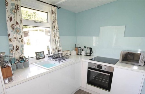 Mumbles Chalet De Esquí | Esta encantadora propiedad de dos camas es uno de los chalets de madera en el popular Summercliffe Park. Sus