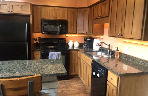 Clymer Condominio | Peek'n Peak Ski in/Ski out Slope side. Enjoy all seasons.Golf across the street.