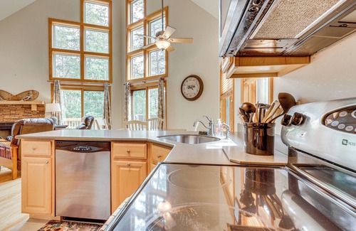 Basye Cabina | 'Peeking Pines' A-Frame Cabin in Bryce Resort!