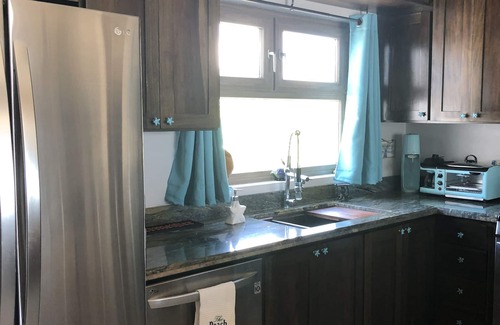 Río Sittee Villa | Pelicans Crossing Seaside Escape- solo piso principal. (2 suites / cocina / sala de estar