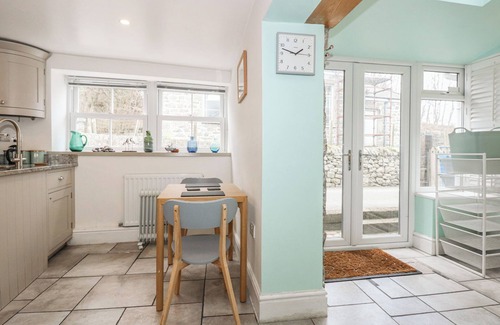 Trefor Cabaña | PEN-Y-BONT, pet friendly, character holiday cottage in Trefor