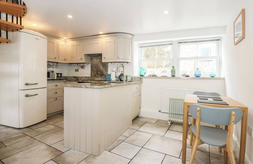 Trefor Cabaña | PEN-Y-BONT, pet friendly, character holiday cottage in Trefor