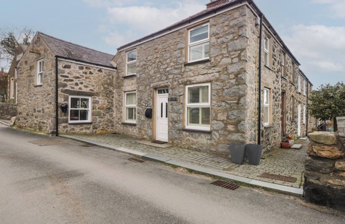 Trefor Cabaña | PEN-Y-BONT, pet friendly, character holiday cottage in Trefor