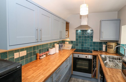 Trefor Cabaña | PENMAEN HOUSE, pet friendly, country holiday cottage in Trefor