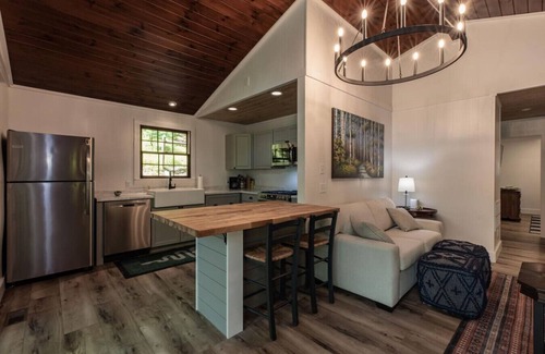 Deep Gap Cabina | Penny Creek Cabin 2 bed 1 bath sleeps 6,Creekside*
