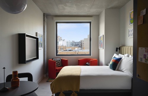 Williamsburg Hotel | Penny Williamsburg Hotel, Nice Queen Room, Pet-Friendly!