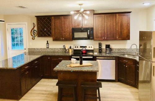 Downtown Casa | Pensa-Cozy Downtown bungalow, w/backyard oasis!