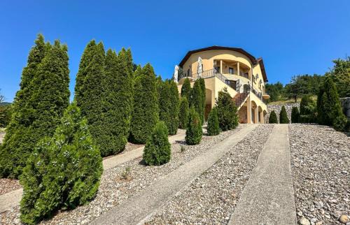 Eselnita Casa | Pensiunea Casa Mircea & Restaurant