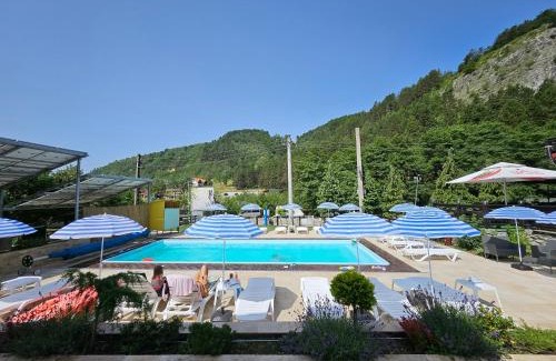 Baia de Fier Casa | Pensiunea Tobo