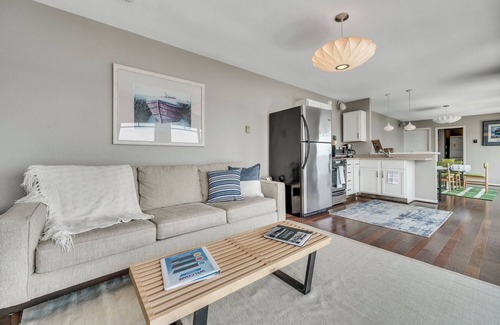 Arnolds Park Apartamento | Penthouse Suite, gorgeous West Lake Okoboji views, 1 BDRM above shopping center