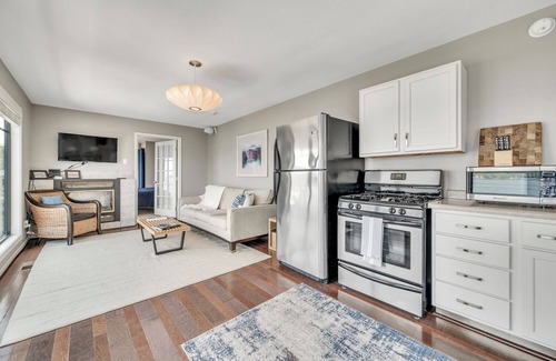 Arnolds Park Apartamento | Penthouse Suite, gorgeous West Lake Okoboji views, 1 BDRM above shopping center