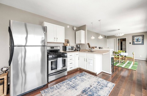 Arnolds Park Apartamento | Penthouse Suite, gorgeous West Lake Okoboji views, 1 BDRM above shopping center