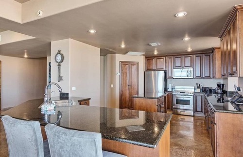 Puerto Peñasco Complejo | ¡Ático de lujo de 3 dormitorios en Las Palomas actualizado! ¡Patio masivo, vista al mar!