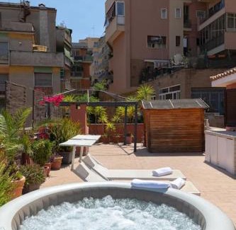 Gianicolense Apartamento | Penthouse with Jacuzzi on Private Terrace in Trastevere